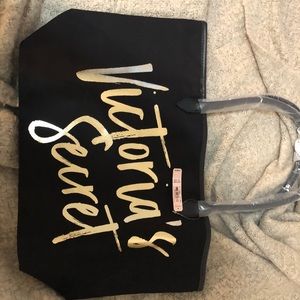 Brand new Victoria’s Secret tote!! OPEN 2 OFFERS!!